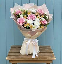 Букет цветов из:  Гвоздики, Орхидеи и Розы в Богдановиче Свердловская область