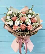Букет цветов из:  Розы, Альстромерии и Лизиантусы в Богдановиче Свердловская область