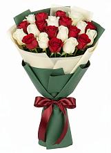 Букет Микс из красных и белых роз в Богдановиче Свердловская область