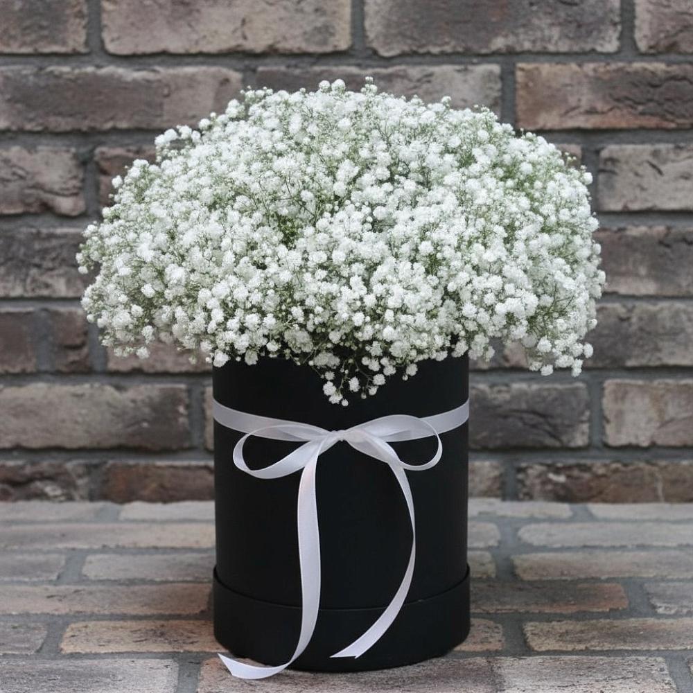 Цветочная композиция из Гипсофила в шляпной коробке в Богдановиче Свердловская область