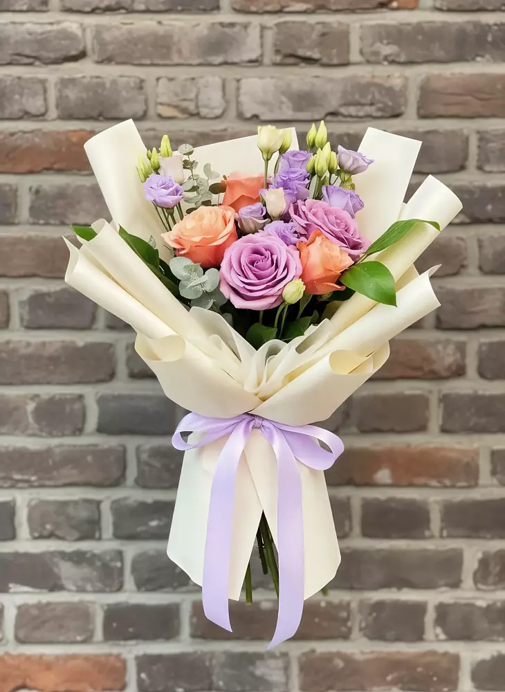 Букет цветов из: Лизиантусы и Розы в Богдановиче Свердловская область