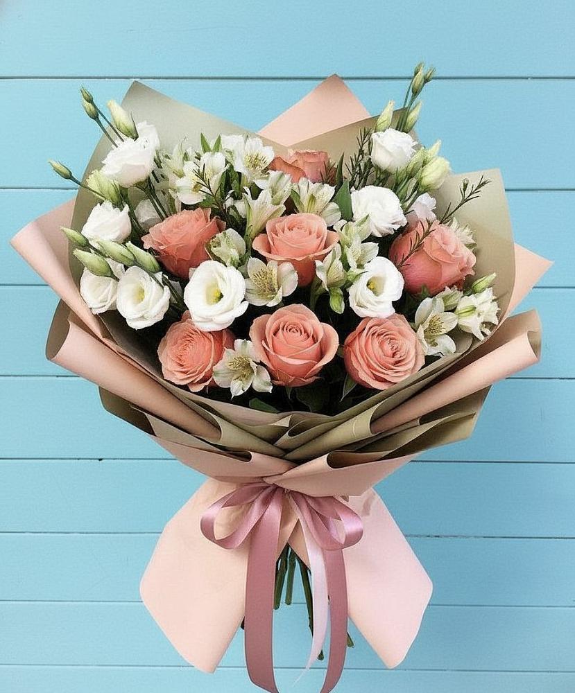 Букет цветов из: Розы, Альстромерии и Лизиантусы в Богдановиче Свердловская область