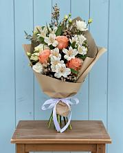 Букет цветов из:  Альстромерии, Лизиантусы, Розы и Хризантемы в Богдановиче Свердловская область