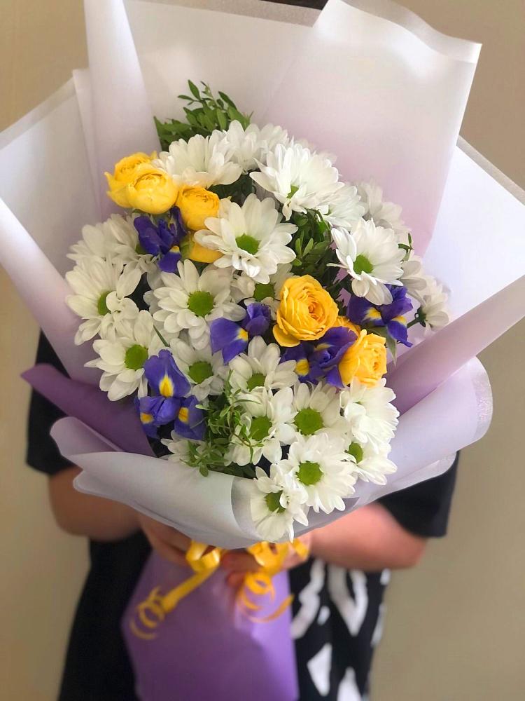 Букет цветов из: Ирисы, Хризантемы и Розы в Богдановиче Свердловская область
