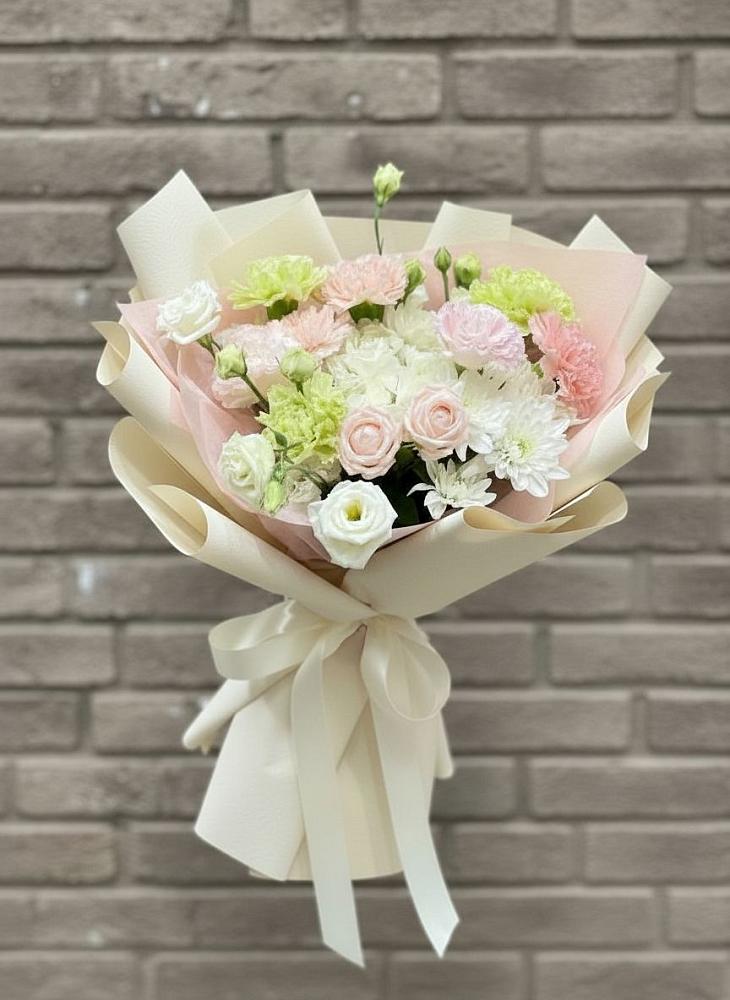 Букет цветов из: Гвоздики, Розы, Лизиантусы и Хризантемы в Богдановиче Свердловская область