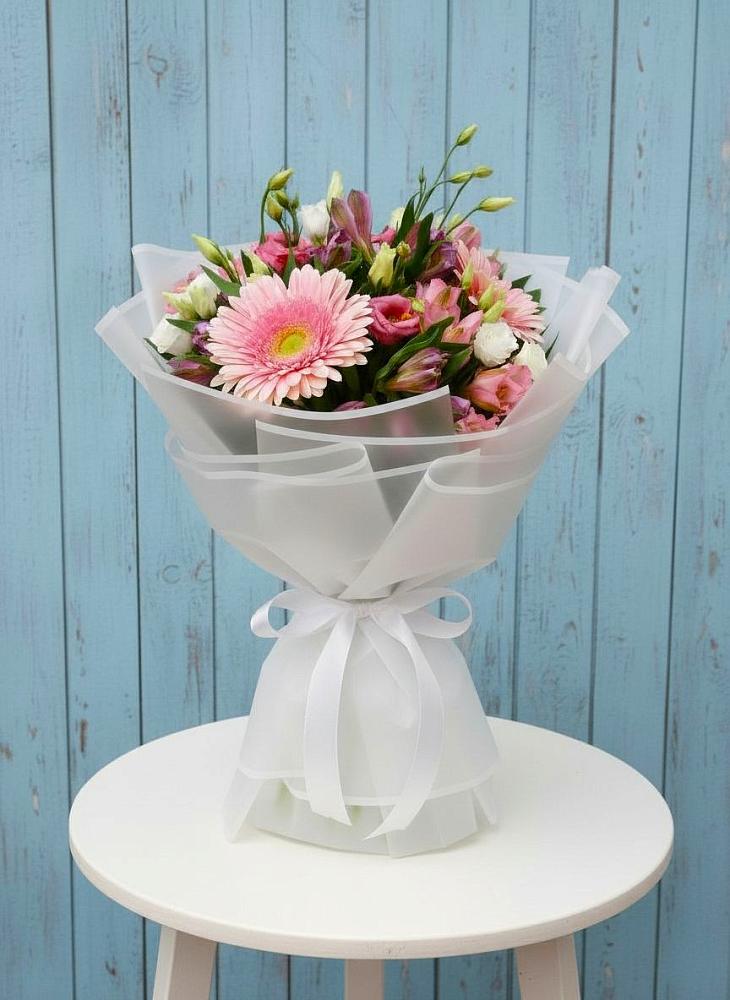 Букет цветов из: Герберы, Альстромерии и Лизиантусы в Богдановиче Свердловская область