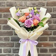 Букет цветов из:  Лизиантусы и Розы в Богдановиче Свердловская область