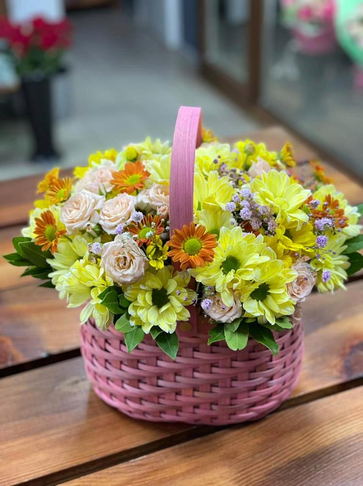 Цветочная композиция из Хризантемы и Розы в корзине в Богдановиче Свердловская область