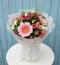 Букет цветов из:  Герберы, Альстромерии и Лизиантусы в Богдановиче Свердловская область
