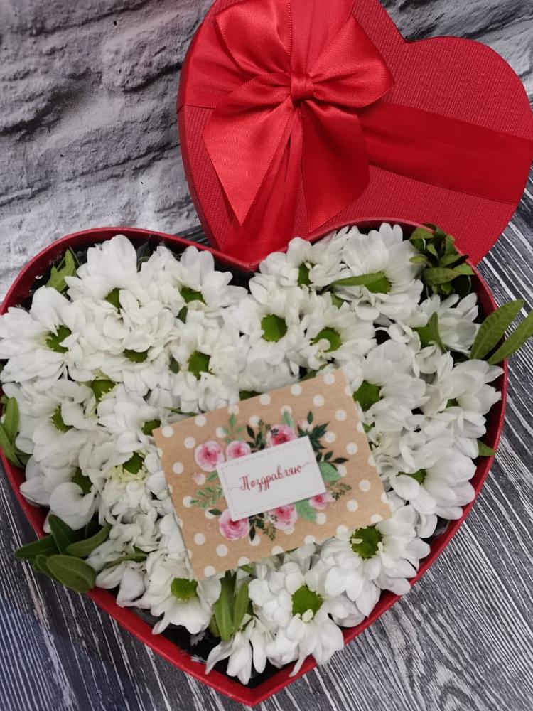 Цветочная композиция из Хризантемы в виде сердца в Богдановиче Свердловская область