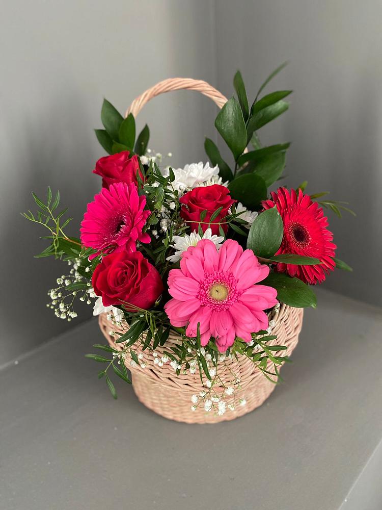 Цветочная композиция из Розы, Хризантемы и Герберы в корзине в Богдановиче Свердловская область