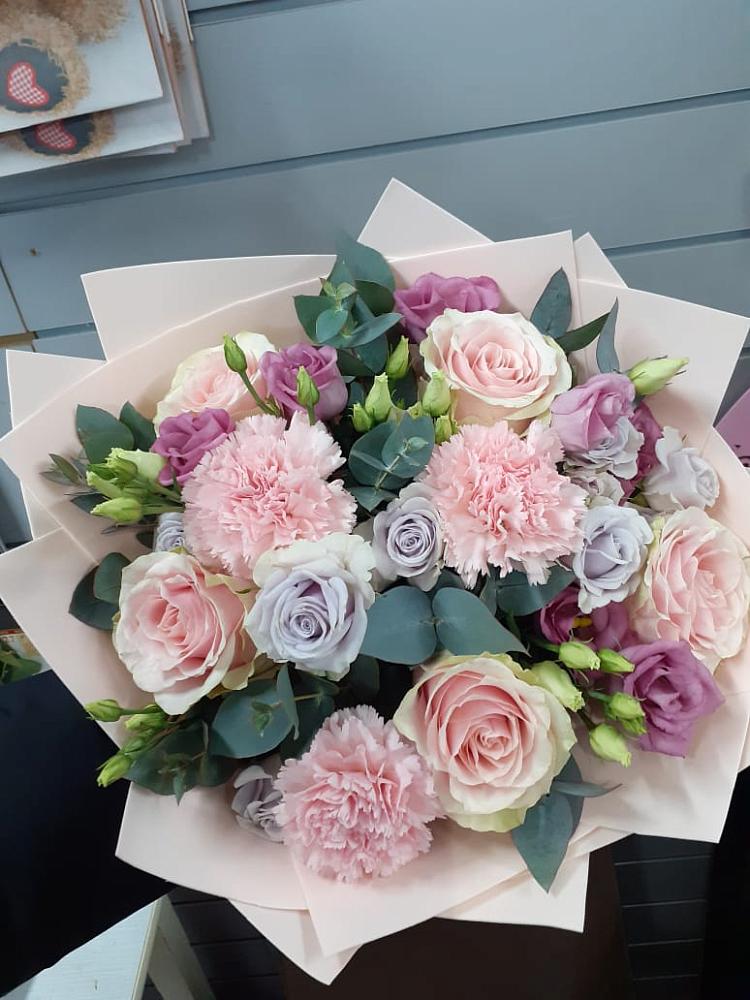 Букет цветов из: Розы, Гвоздики и Лизиантусы в Богдановиче Свердловская область