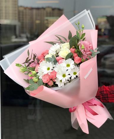 Букет цветов из: Розы, Лизиантусы и Хризантемы в Богдановиче Свердловская область