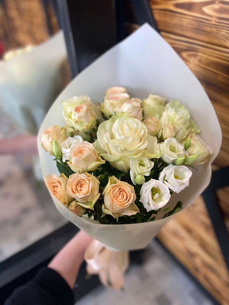 Букет цветов из: Розы и Лизиантусы в Богдановиче Свердловская область